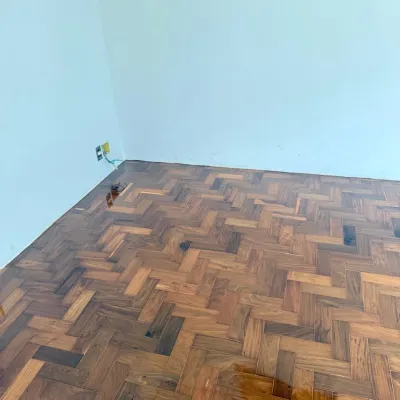 Restauração de piso em espinha de peixe em quarto